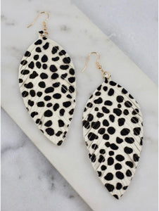 Animal Feather Earring Black-White